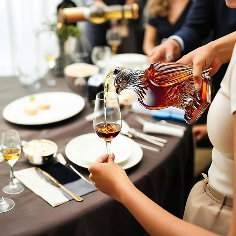 Small Eagle - shaped Whiskey Decanter. Ideal for Dad or Husband. Exquisite Glass Bottle, Perfect for Holiday Home Decor