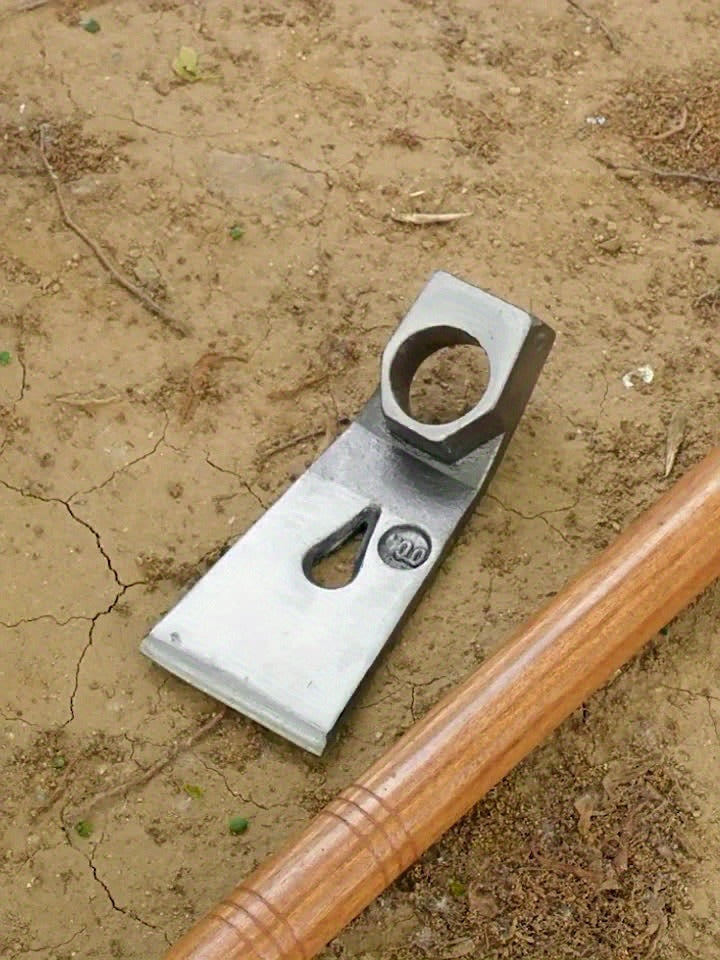 Carbon Steel-Labeled Garden Hoe with Rectangular Head and Head-Only or Wooden-Handle Package Options — image 10