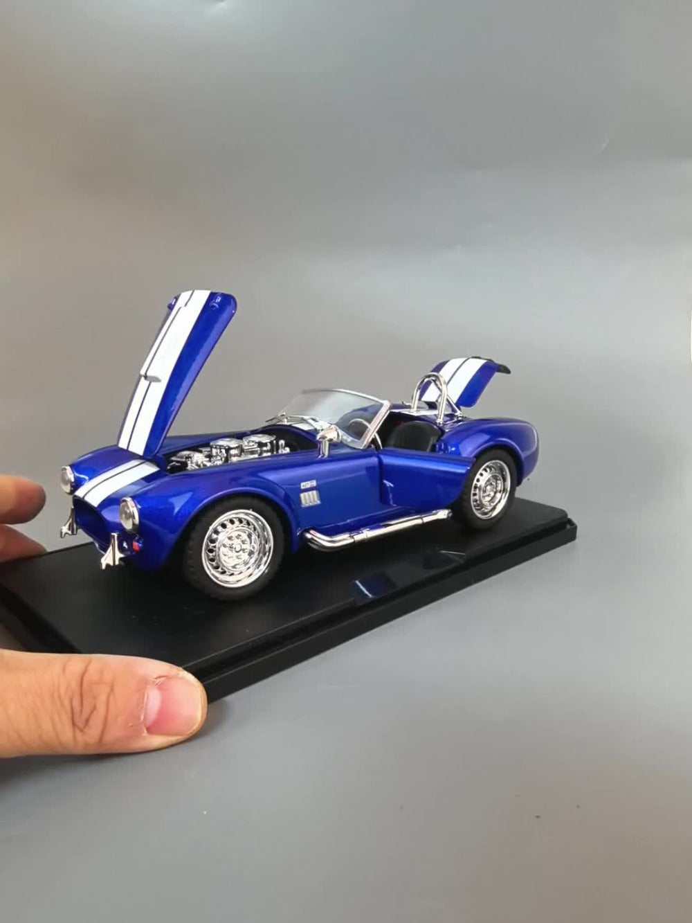 Shelby Cobra 1:22 Scale Zinc Alloy Diecast Model Car, Collector-Grade Exhibition-Quality Replica with Openable Doors — image 
